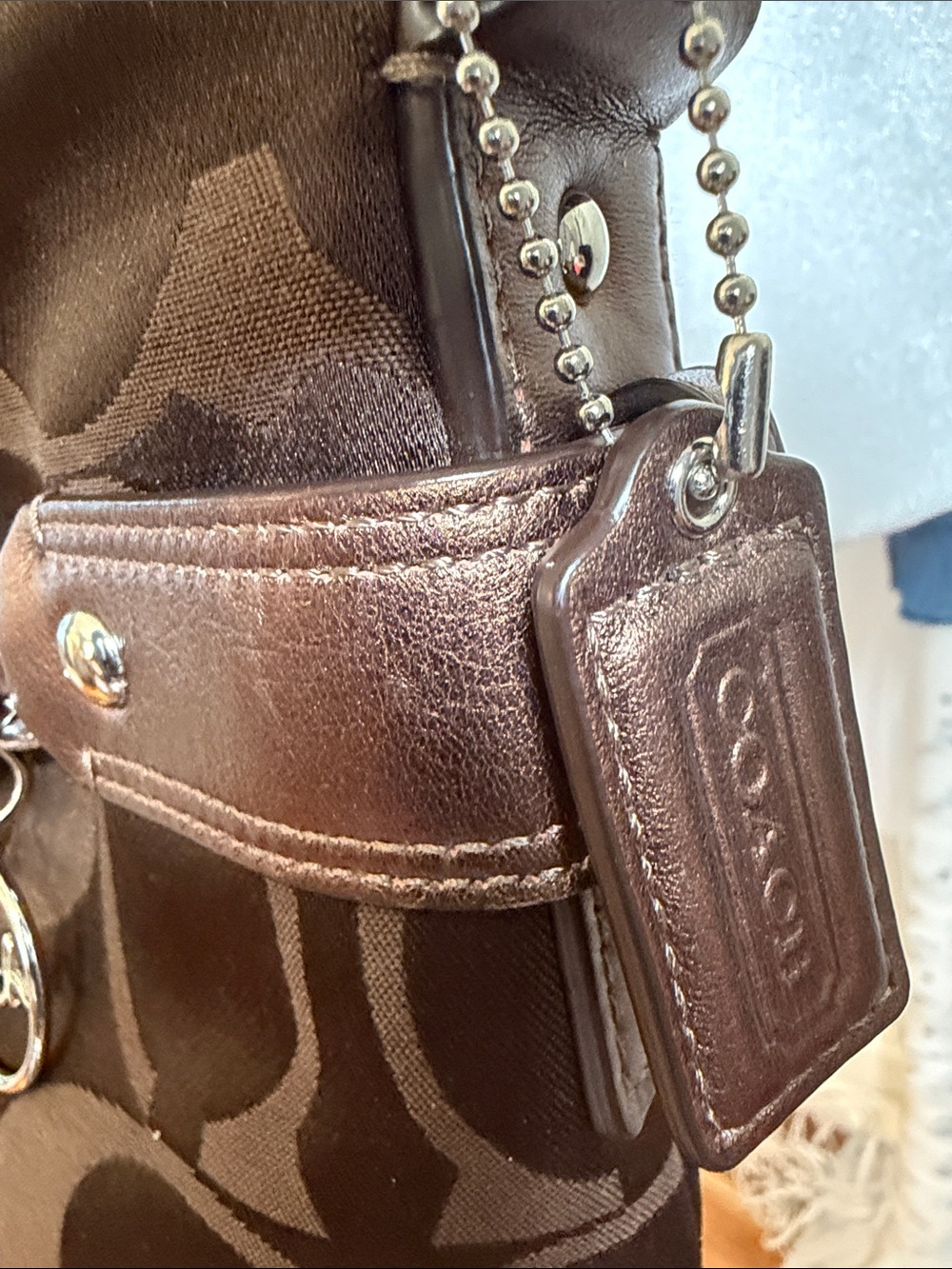 COACH NWOT Sig./optic brown sateen/bronze leather chain W/charm & hang tag bag - Picture 4 of 14